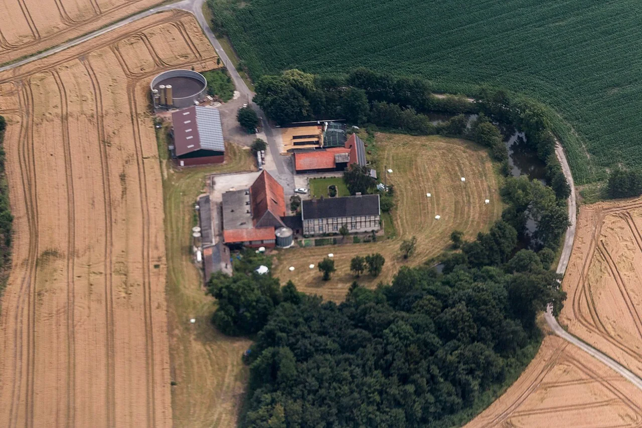 Landwirtschaftliches Gut mit Flächen und Gebäuden